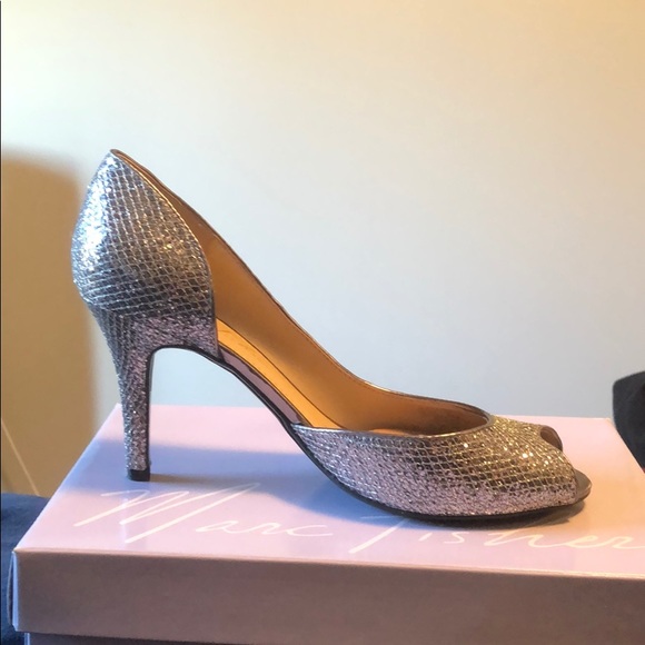 Shiny peep toe heel by Marc Fisher - Picture 2 of 11